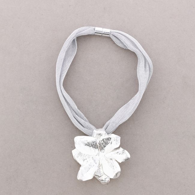 GARGANTILLA IMÁN MALLA COLGANTE FLOR METAL