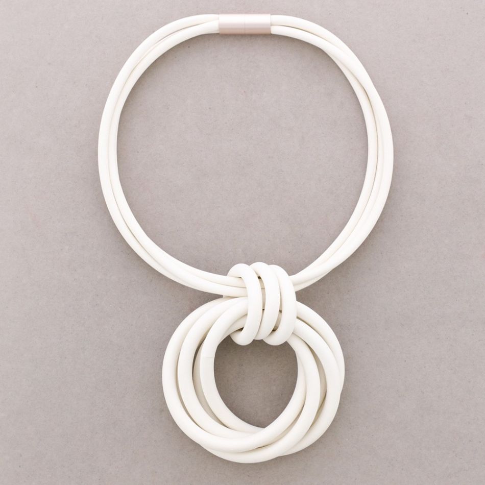 MAGNET CHOKER PENDANT WITH RUBBER RINGS