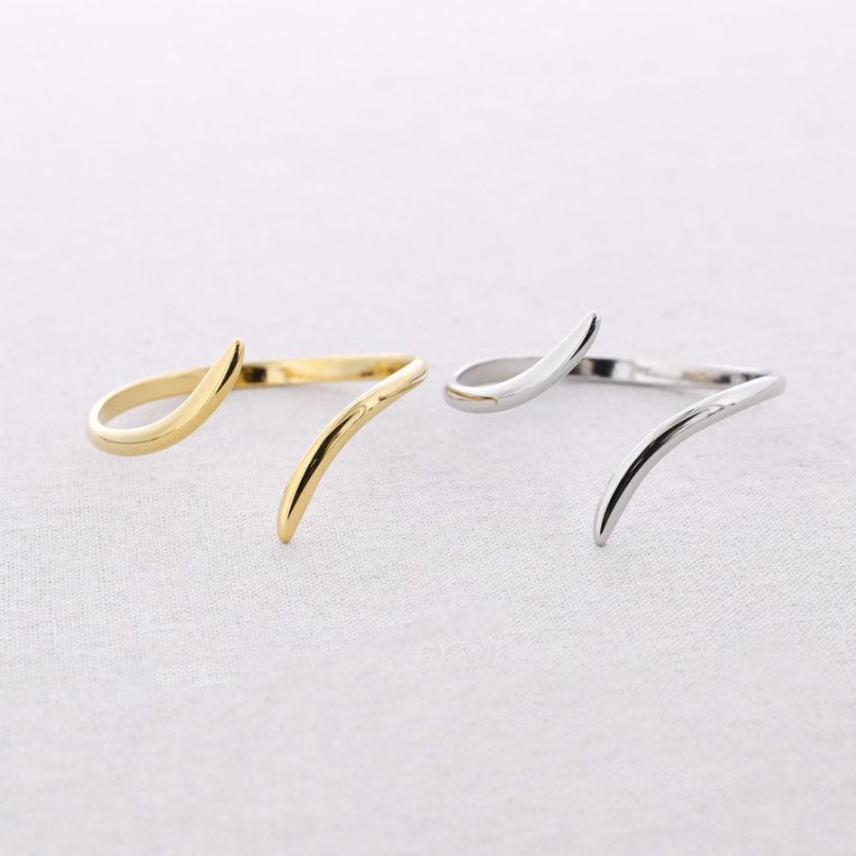 STEEL BRACELET WITH SELF-CLOSURE SHAPE