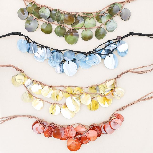 TRIPLE RESIN BEADS SHORT NECKLACE