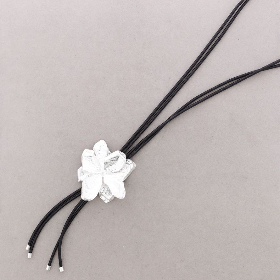 LONG METAL FLOWER PENDANT NECKLACE