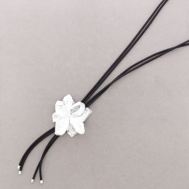 LONG METAL FLOWER PENDANT NECKLACE