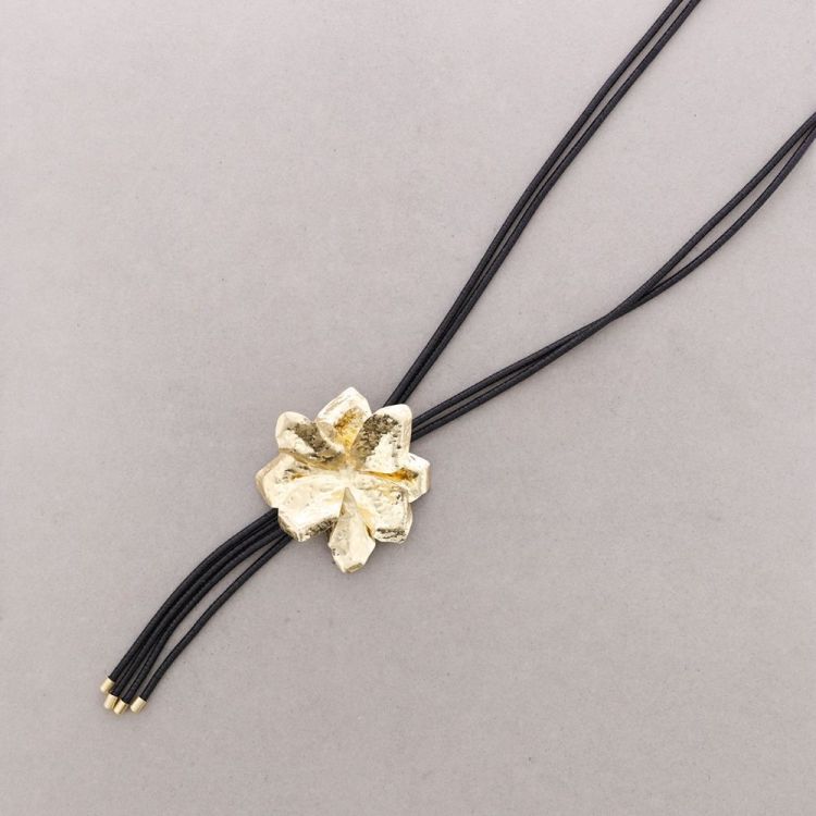 COLLAR LARGO COLGANTE FLOR METAL