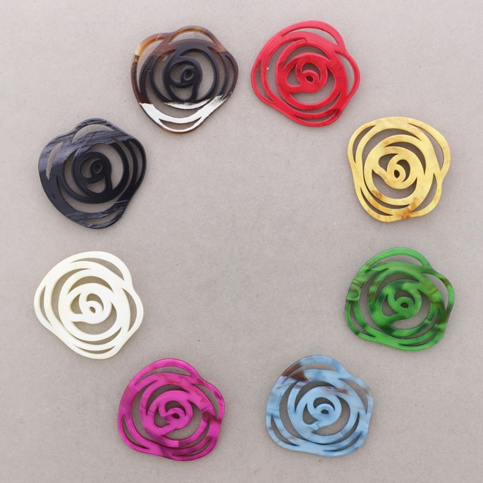 OPENWORK RESIN FLOWER BROOCH