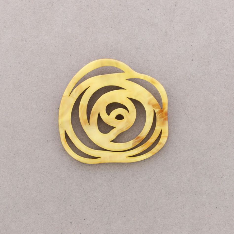 BROCHE RESINA FLOR CALADA