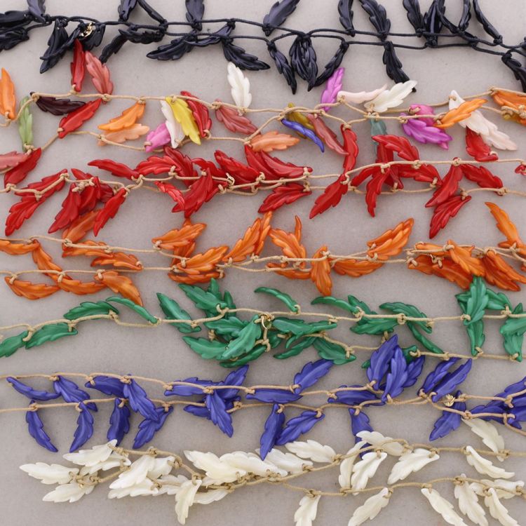 COLLAR ABIERTO HOJAS RESINA 2