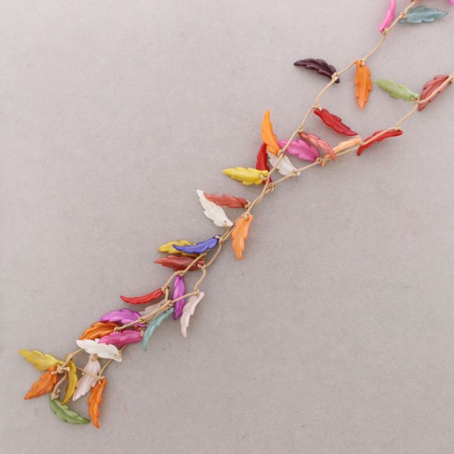 OPEN RESIN LEAVES NECKLACE