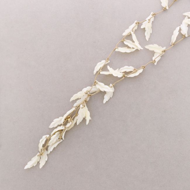 OPEN RESIN LEAVES NECKLACE