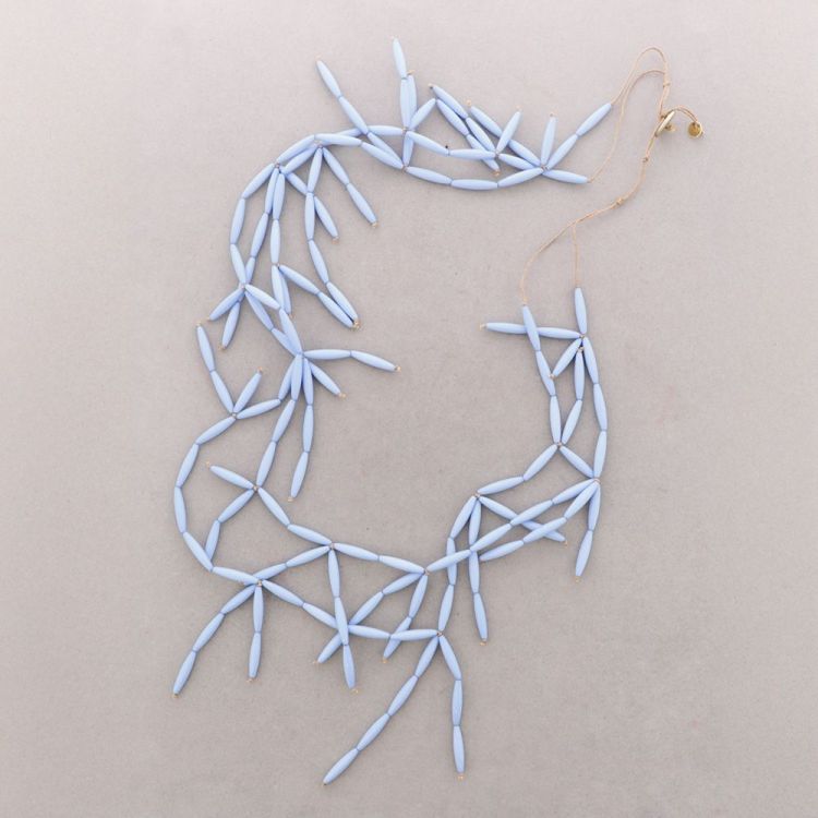 COLLAR LARGO DOBLE CUENTAS FLECOS RESINA