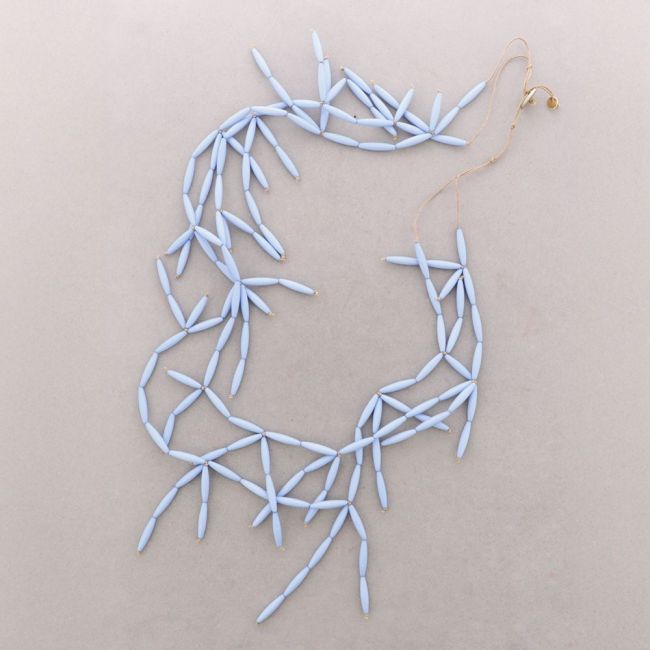 COLLAR LARGO DOBLE CUENTAS FLECOS RESINA