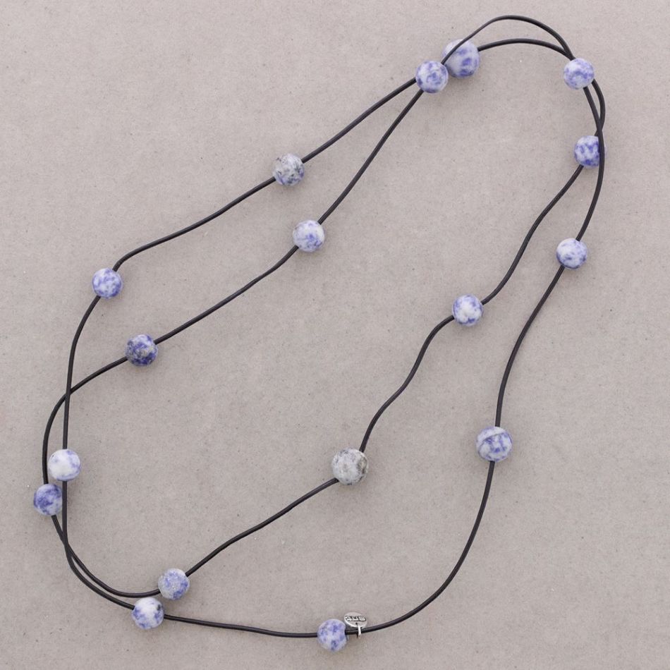 COLLAR LARGO CUERO PIEDRAS
