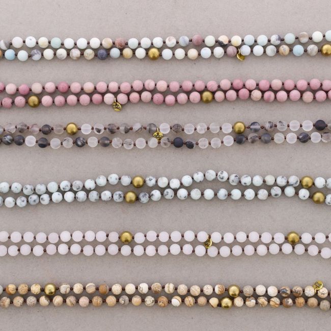 LONG NECKLACE WITH FACETED STONES