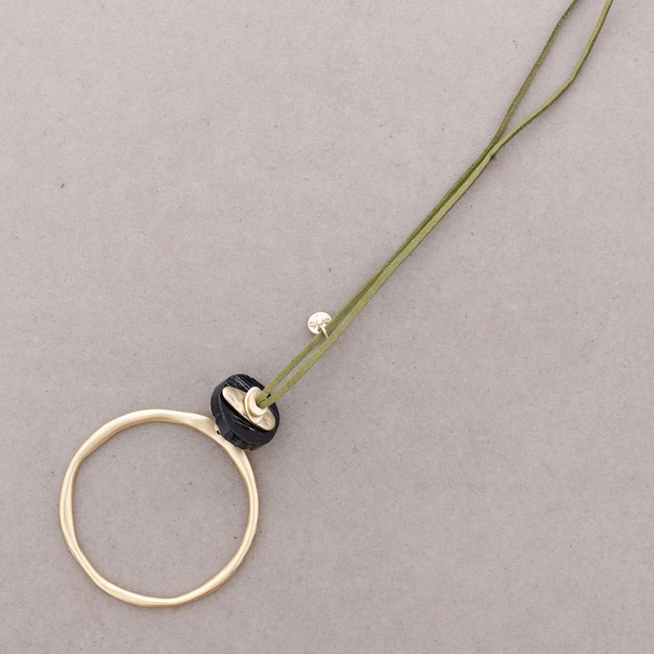 LONG NECKLACE WITH METAL STONE RING PENDANT