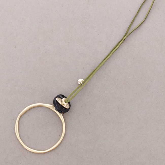 LONG NECKLACE WITH METAL STONE RING PENDANT