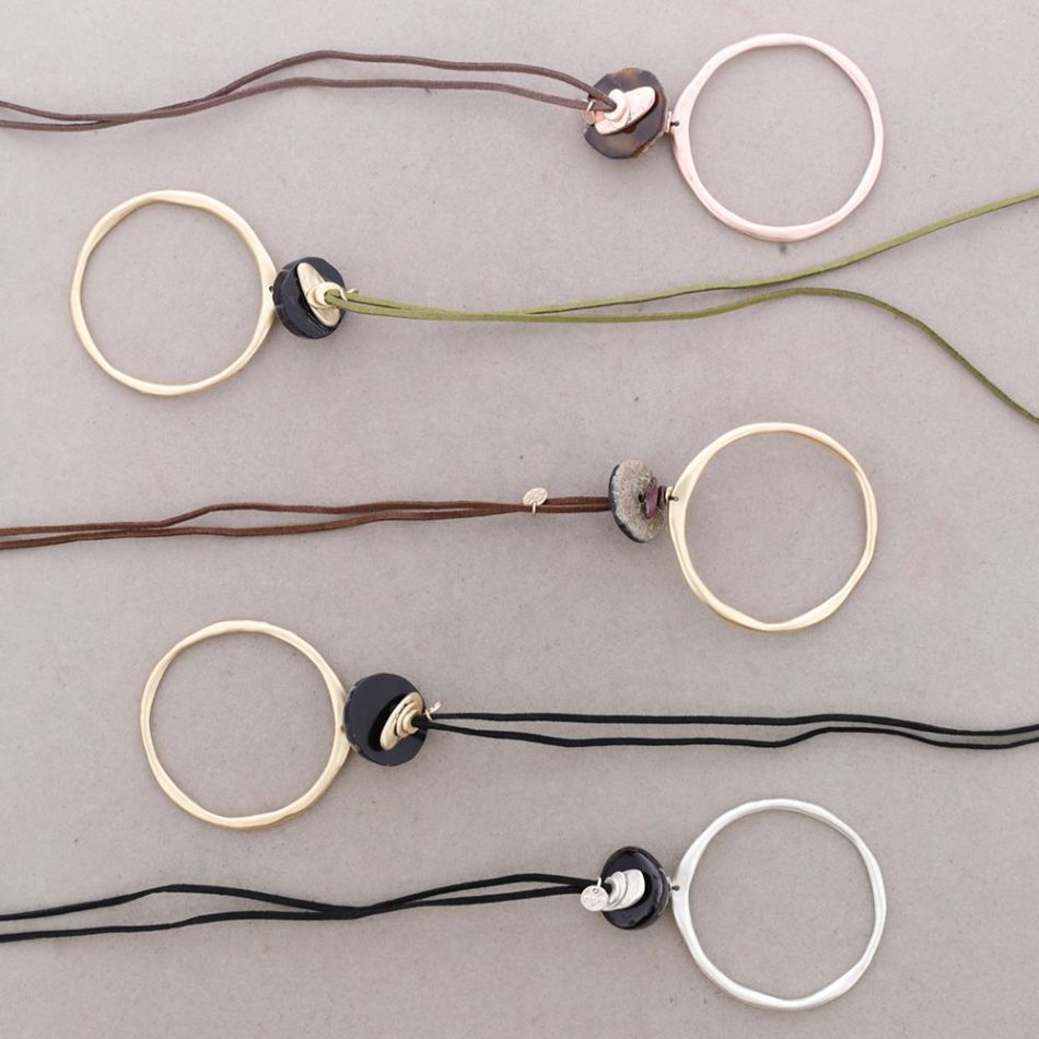 LONG NECKLACE WITH METAL STONE RING PENDANT