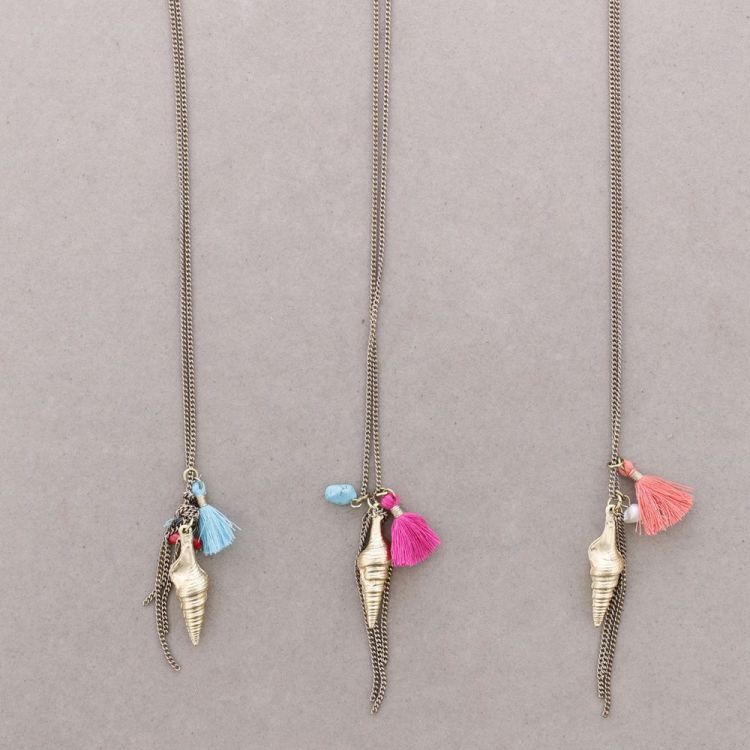 LONG NECKLACE WITH METAL SNAIL PENDANT 2