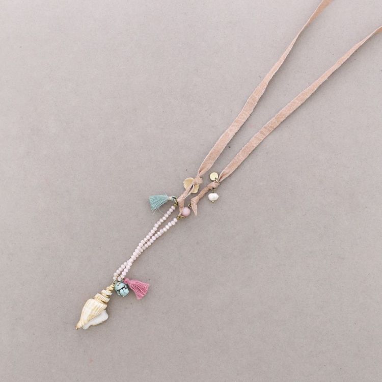 COLLAR LARGO PIEL CRISTALES CARACOLA