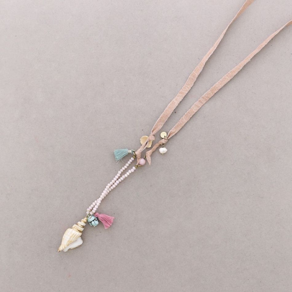 LONG LEATHER NECKLACE WITH CRYSTALS AND SNAILS