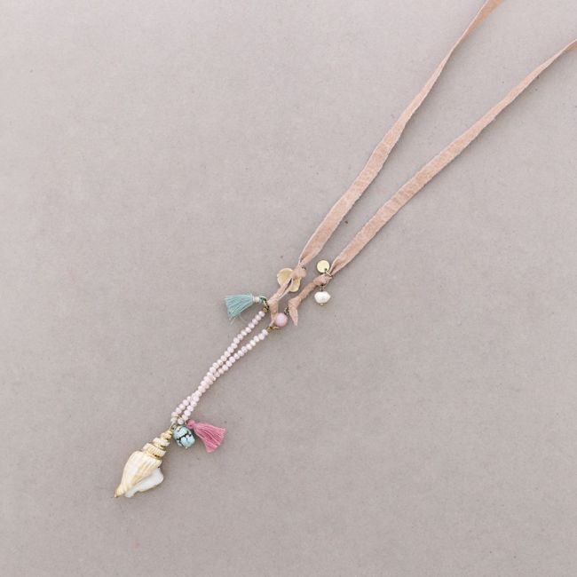 LONG LEATHER NECKLACE WITH CRYSTALS AND SNAILS