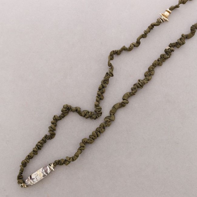 COLLAR LARGO RUGOSO PIEDRAS CUENTAS METAL