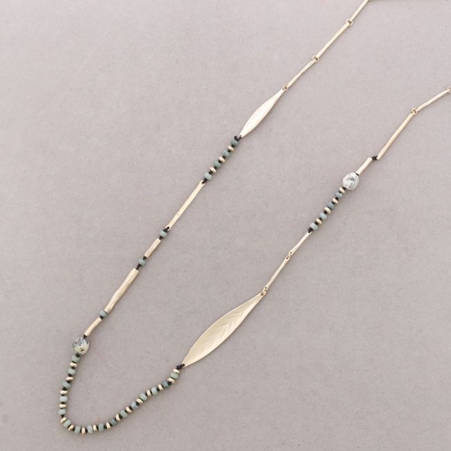 COLLAR LARGO HOJAS METAL PIEDRAS