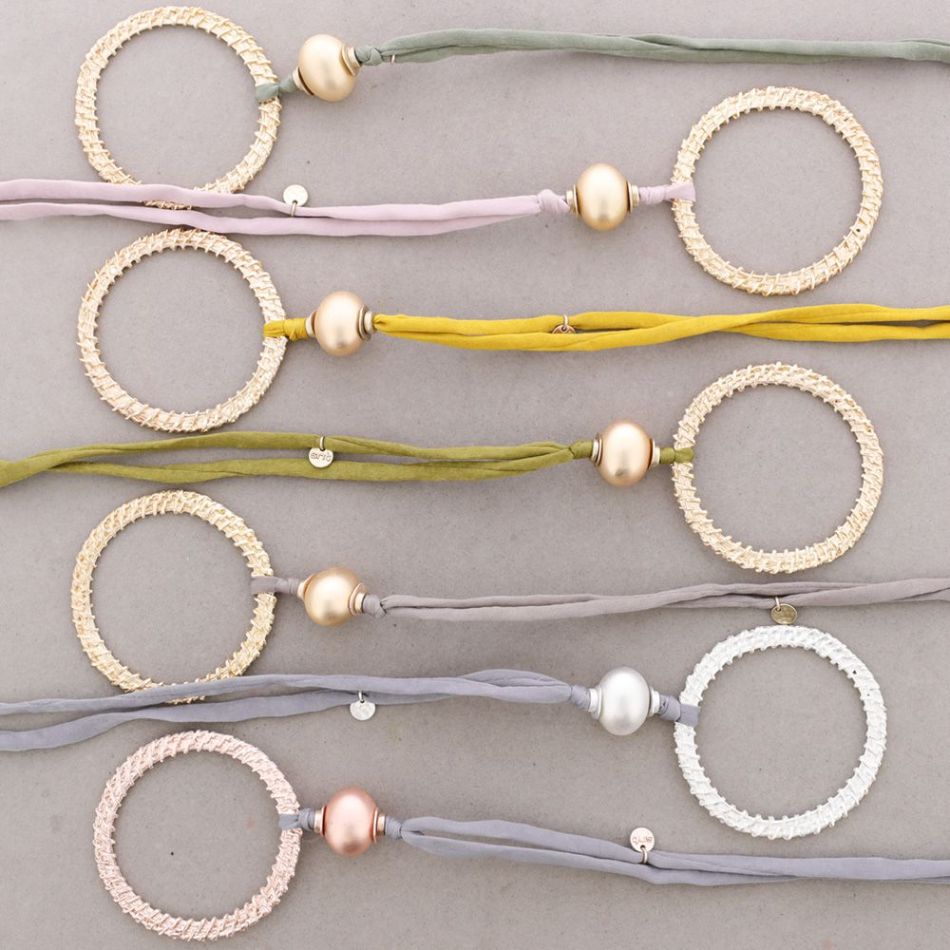 LONG NECKLACE WITH METAL RING PENDANT