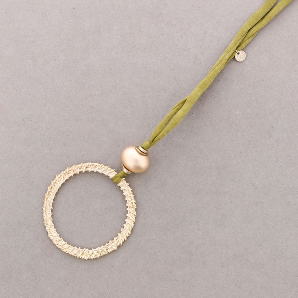 LONG NECKLACE WITH METAL RING PENDANT