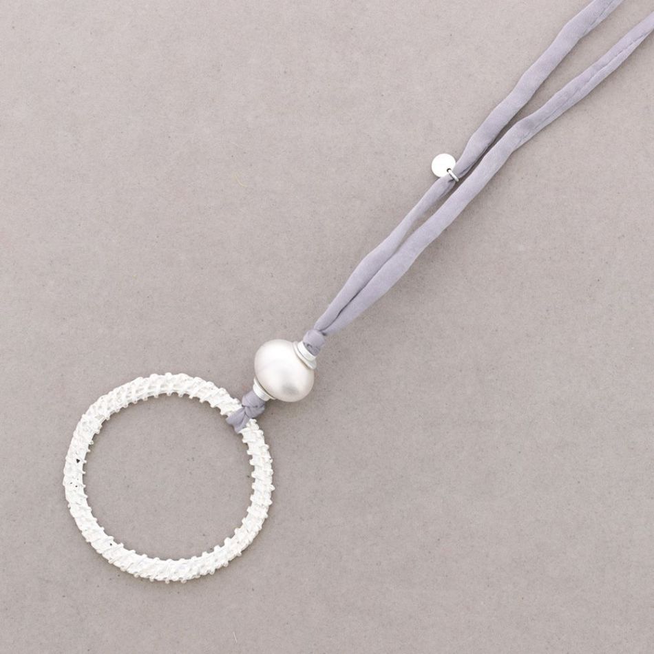 LONG NECKLACE WITH METAL RING PENDANT