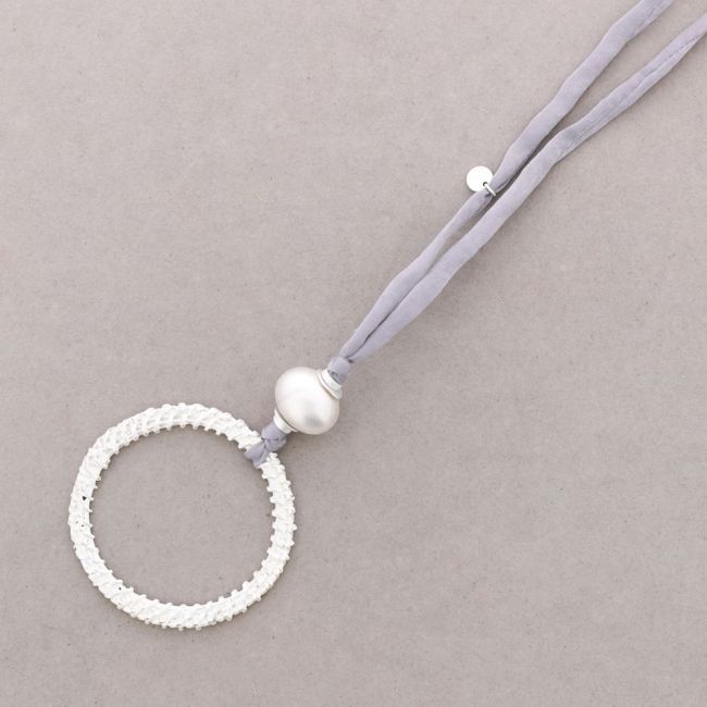 LONG NECKLACE WITH METAL RING PENDANT