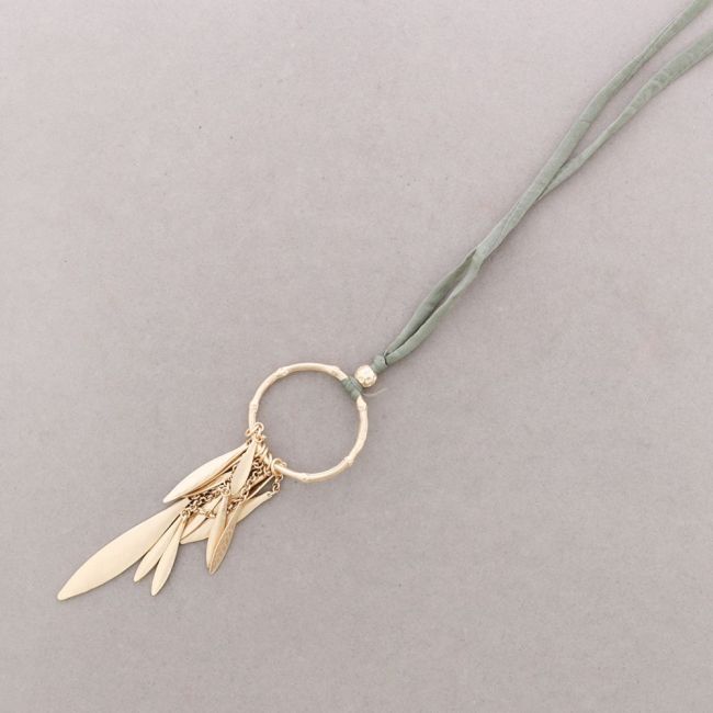 LONG NECKLACE WITH METAL RING PENDANT LEAF PENDANTS