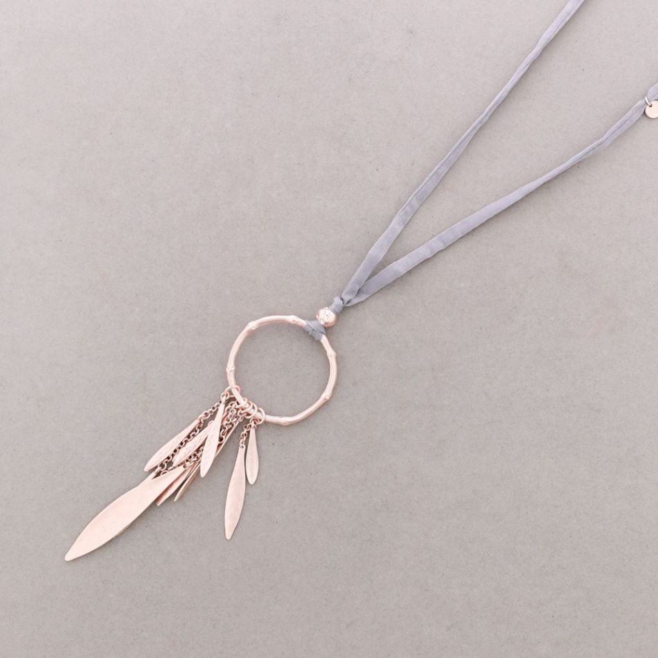 LONG NECKLACE WITH METAL RING PENDANT LEAF PENDANTS