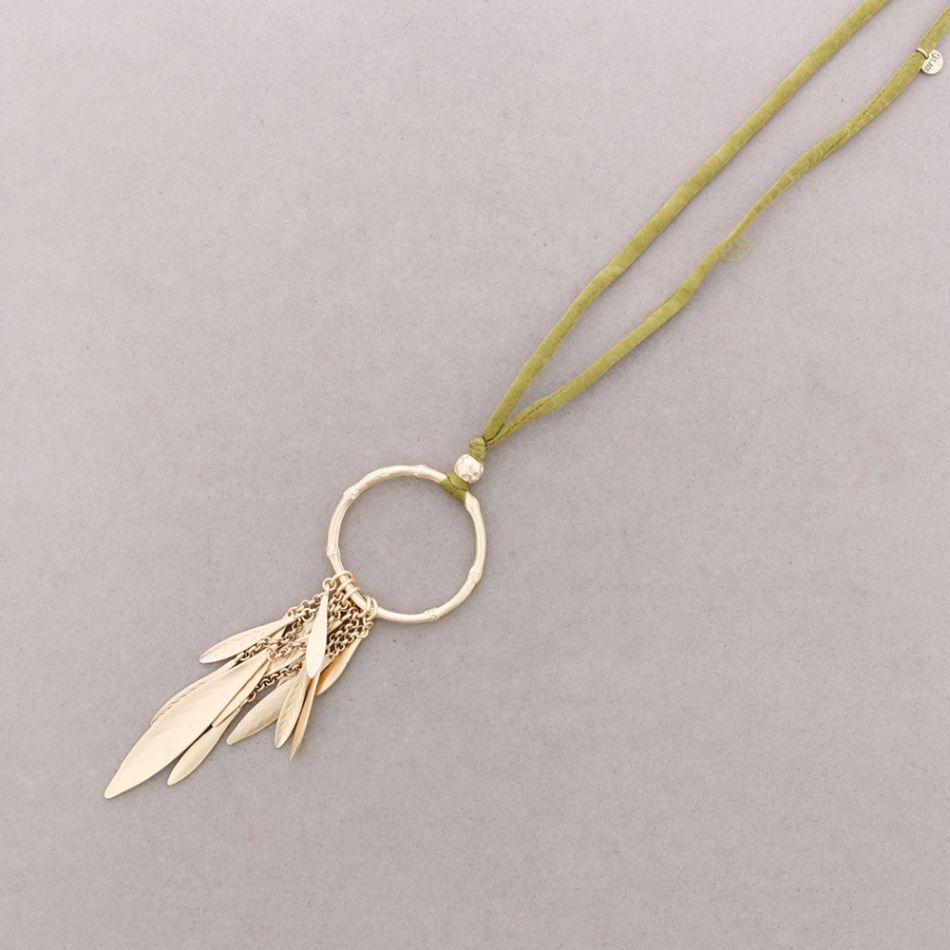 LONG NECKLACE WITH METAL RING PENDANT LEAF PENDANTS