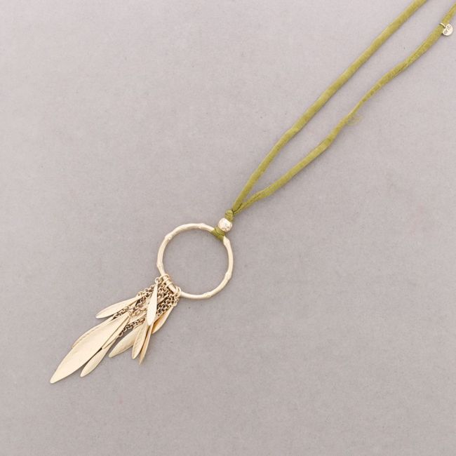LONG NECKLACE WITH METAL RING PENDANT LEAF PENDANTS