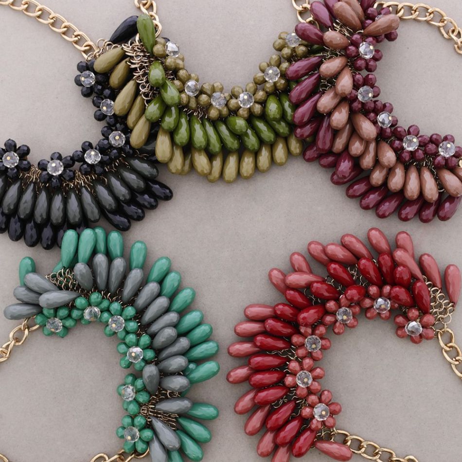 SHORT NECKLACE WITH FACETED BEADS