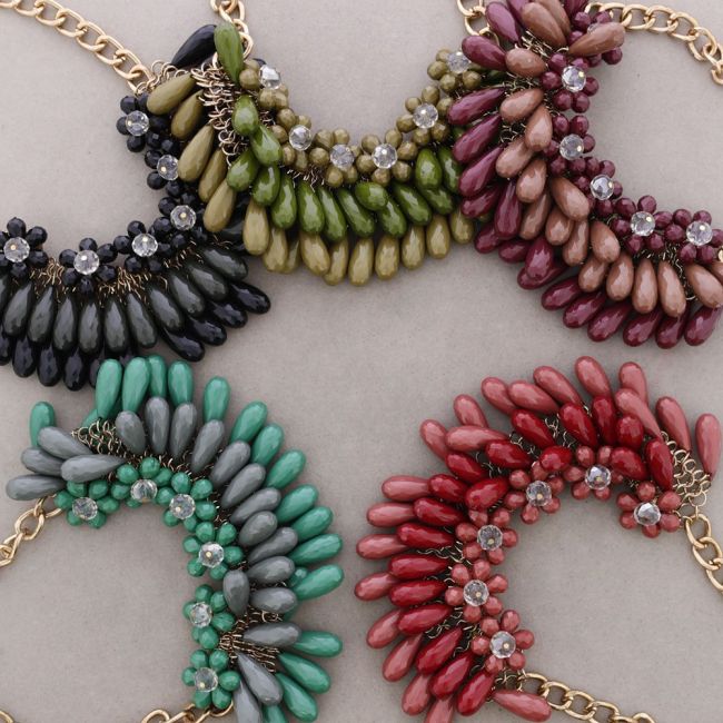 SHORT NECKLACE WITH FACETED BEADS