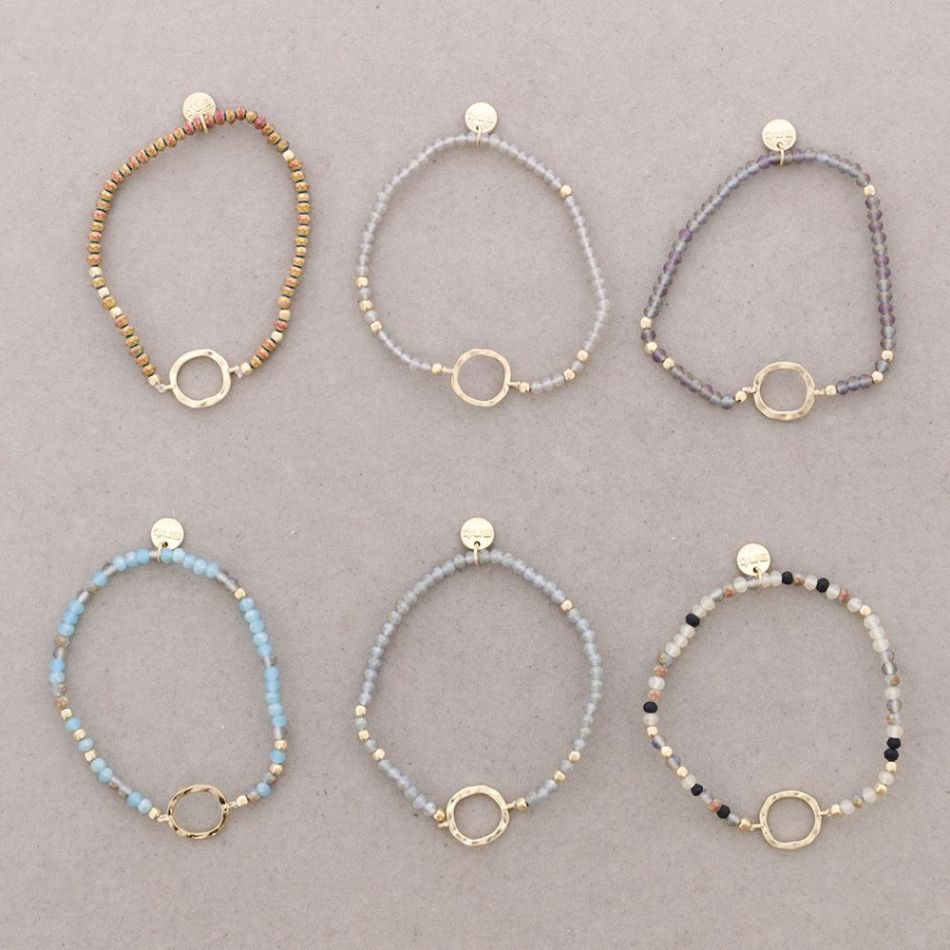 BRACELET WITH MATTE FACETED CRYSTALS AND METAL RING