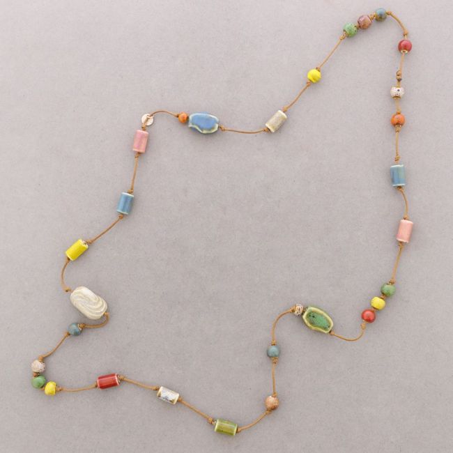 LONG NECKLACE WITH CERAMIC BEADS