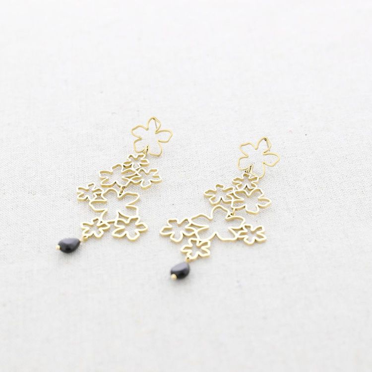 STEEL EARRINGS WITH HOLLOW FLOWERS AND STONE PENDANT