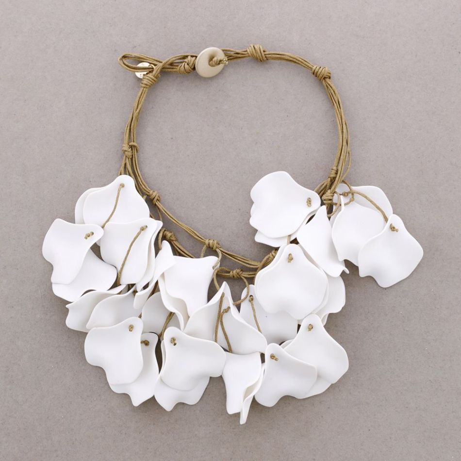 RESIN PETALS SHORT NECKLACE