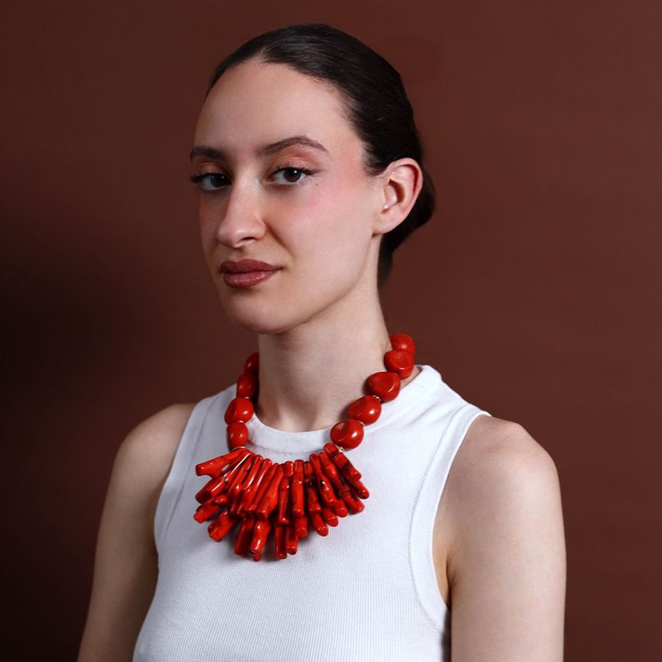 NECKLACE WITH CORAL AND RESIN PENDANT BEADS
