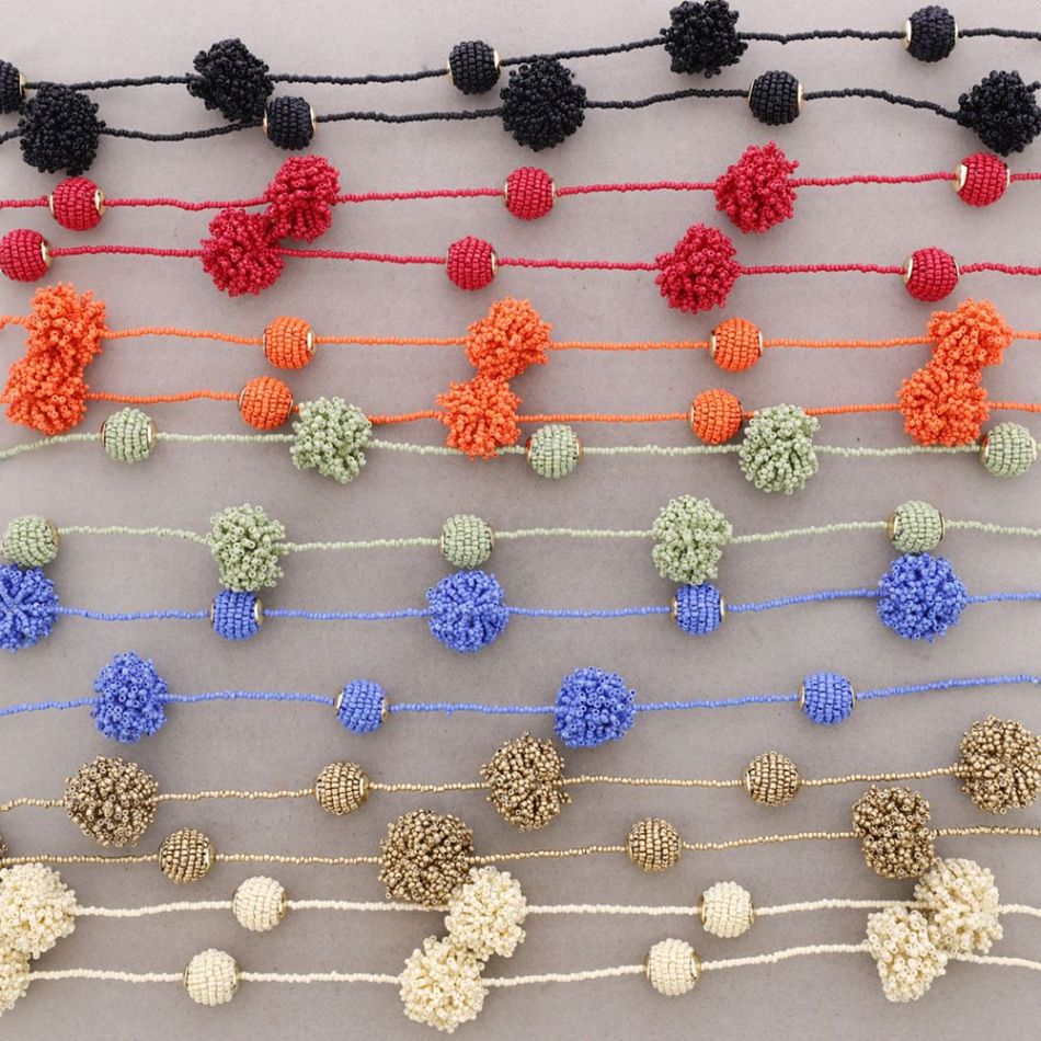 COLLAR LARGO CUENTAS BOLAS POMPONES ABALORIOS
