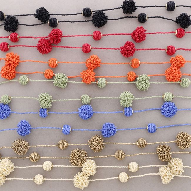 COLLAR LARGO CUENTAS BOLAS POMPONES ABALORIOS