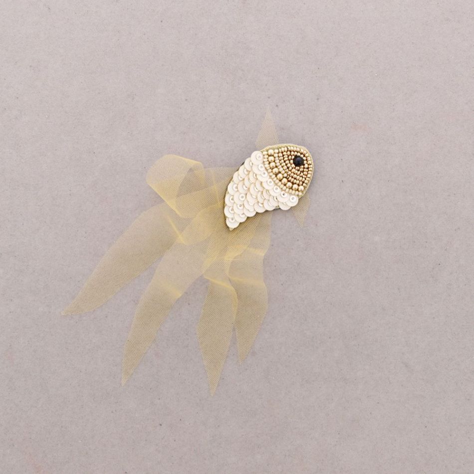 BROCHE PEZ LENTEJUELAS TELA