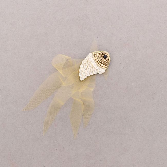 BROCHE PEZ LENTEJUELAS TELA