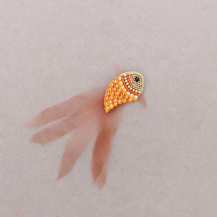 BROCHE PEZ LENTEJUELAS TELA