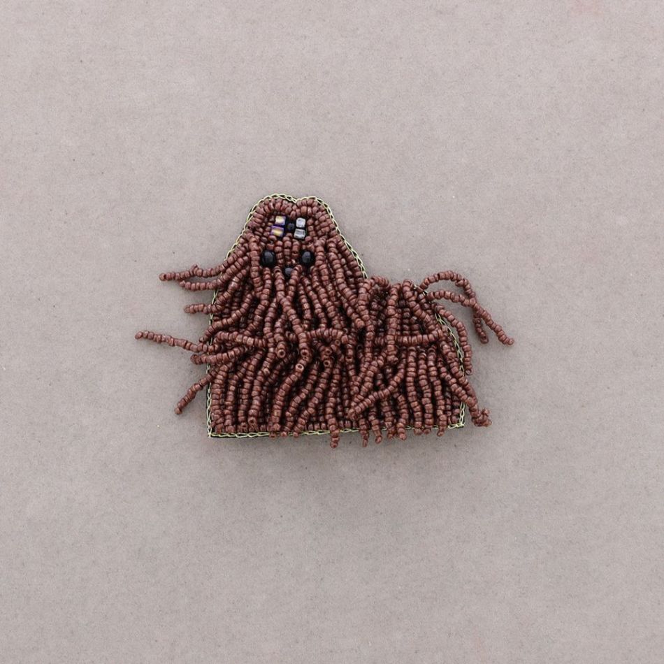BROCHE PERRO ABALORIOS