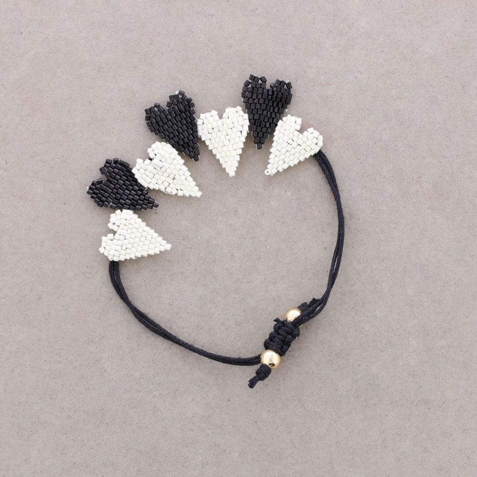 PULSERA MACRAMÉ CORAZÓN ABALORIOS