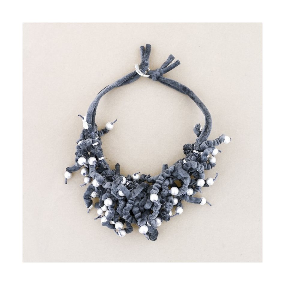 PENDANT SHORT NECKLACE VELVET STRAPS BALL