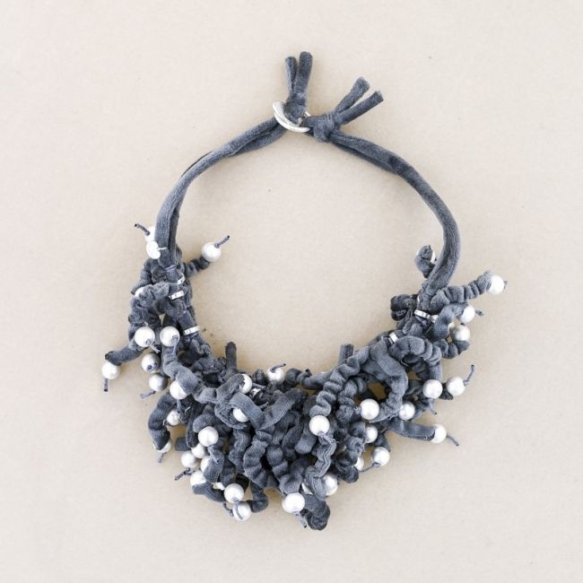 PENDANT SHORT NECKLACE VELVET STRAPS BALL