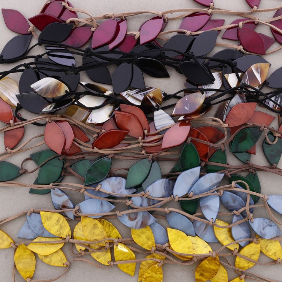 COLLAR LARGO HOJAS RESINA